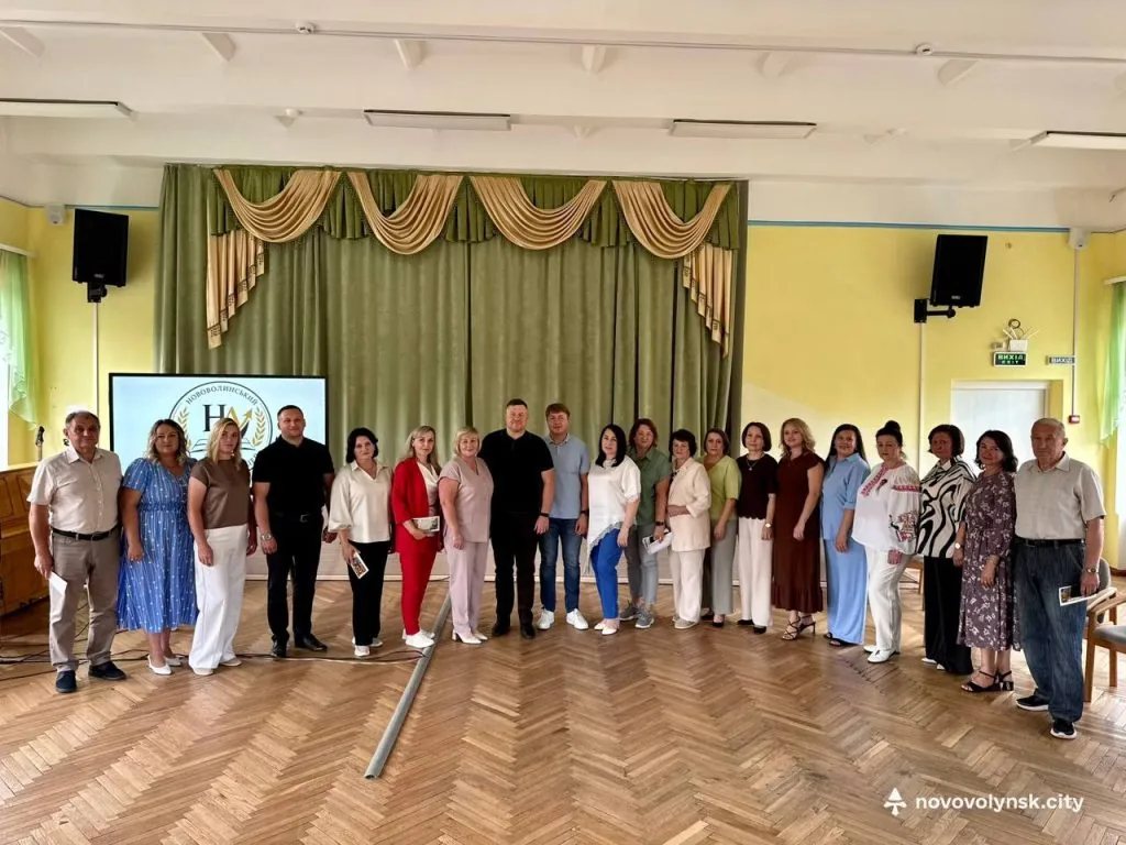 У Нововолинську обдарованим школярам та їхнім учителям вручили подарункові сертифікати 2