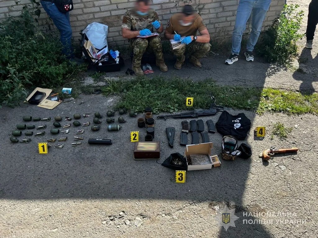 У лучанина в гаражі виявили схрон зброї: вилучили автомат, гранати та набої 1