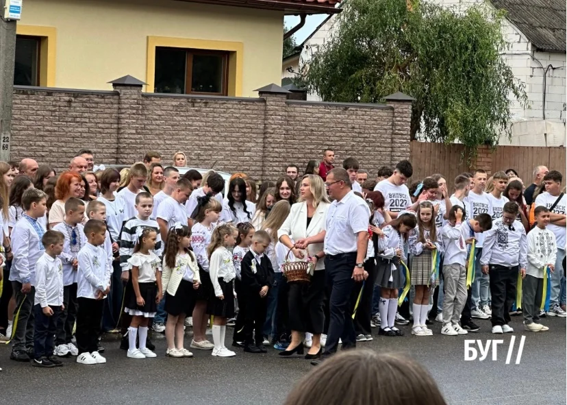 Фото дня: у Володимирському ліцеї №2 першокласників благословили на шкільну дорогу 1