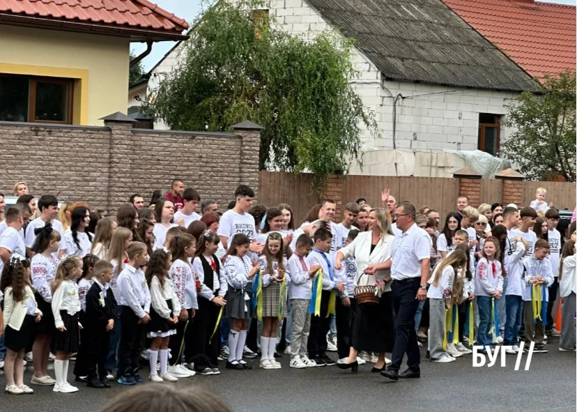 Фото дня: у Володимирському ліцеї №2 першокласників благословили на шкільну дорогу 2