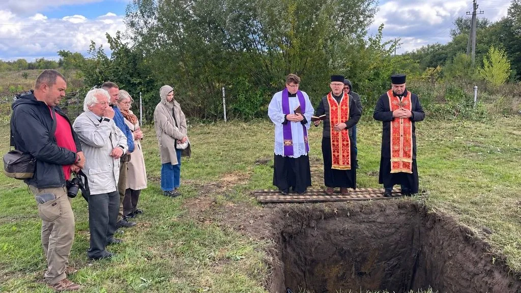 Цвинтар під асфальтом: у Куликові на Львівщині перепоховали останки 65 людей 1