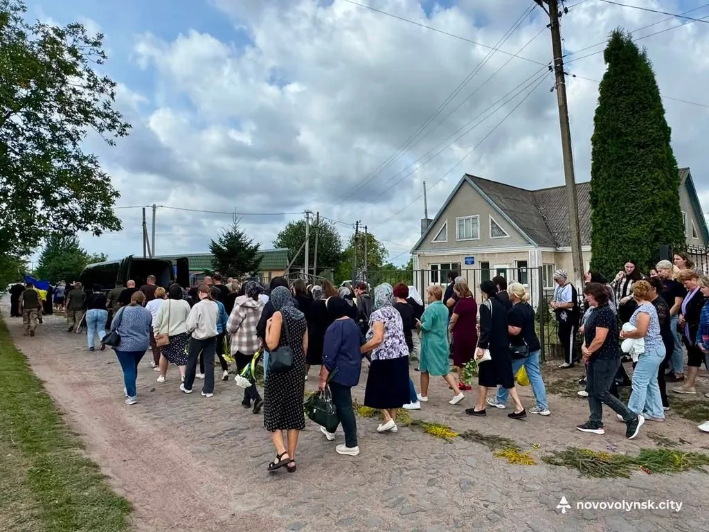 Герою назавжди 33 роки: у Нововолинській громаді попрощалися з полеглим Захисником Олександром Яковинцем 1