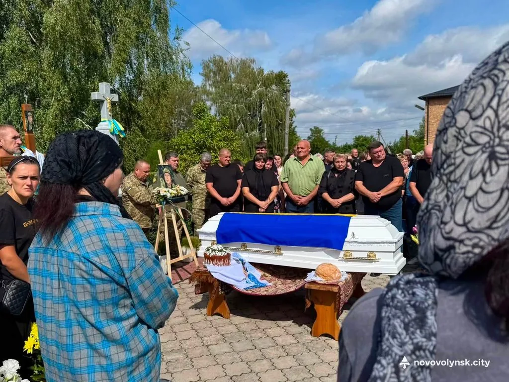 Герою назавжди 33 роки: у Нововолинській громаді попрощалися з полеглим Захисником Олександром Яковинцем 2