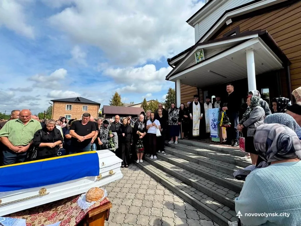 Герою назавжди 33 роки: у Нововолинській громаді попрощалися з полеглим Захисником Олександром Яковинцем 3