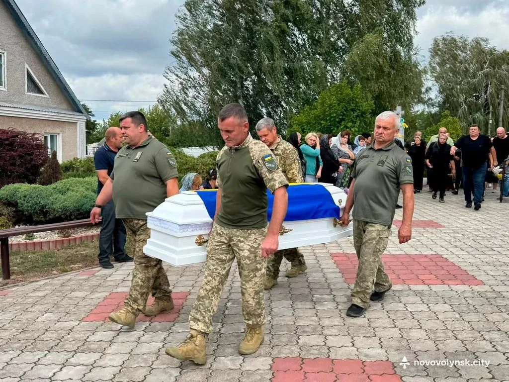 Герою назавжди 33 роки: у Нововолинській громаді попрощалися з полеглим Захисником Олександром Яковинцем 4