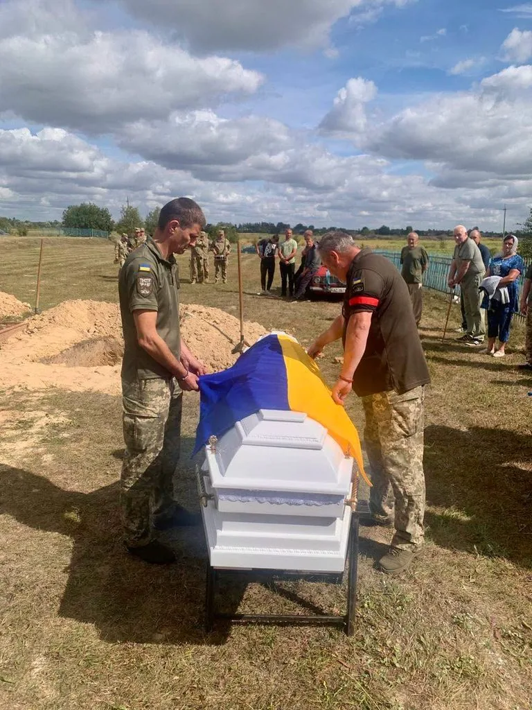 Литовезька громада провела в останню земну дорогу захисника Миколу Андрощука 1
