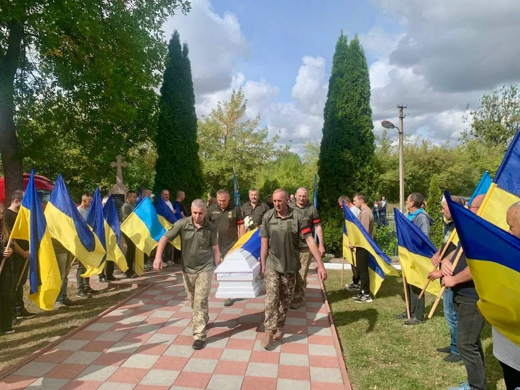 Литовезька громада провела в останню земну дорогу захисника Миколу Андрощука 3