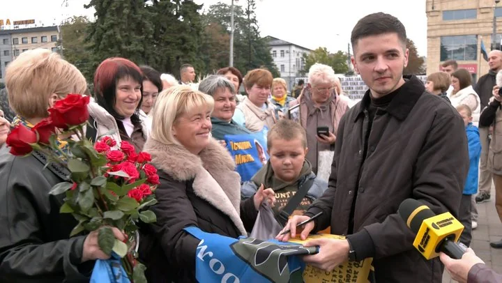 Зняв свій портрет полоненого після 4 років неволі: Луцьк зустрів оборонця Маріуполя Павла Літвіна 3