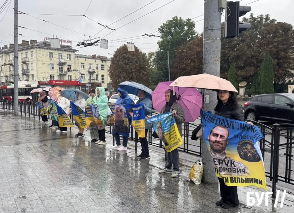 Фото дня: у Луцьку родини полонених і зниклих безвісти вийшли на акцію під дощем 3