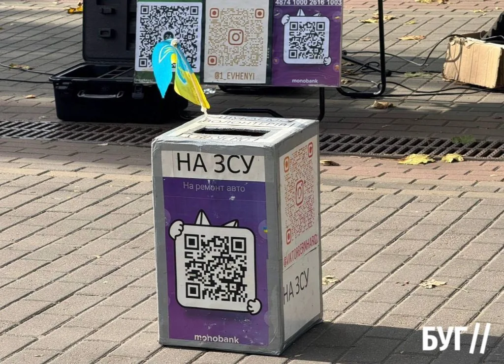 Фото дня: українські пісні лунають у центрі Луцька на підтримку ЗСУ 2