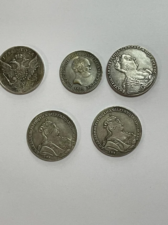 Волинська митниця продає конфісковані монети та гітари 3