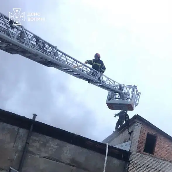 У Ковелі рятувальники гасили пожежу після ворожого удару 2