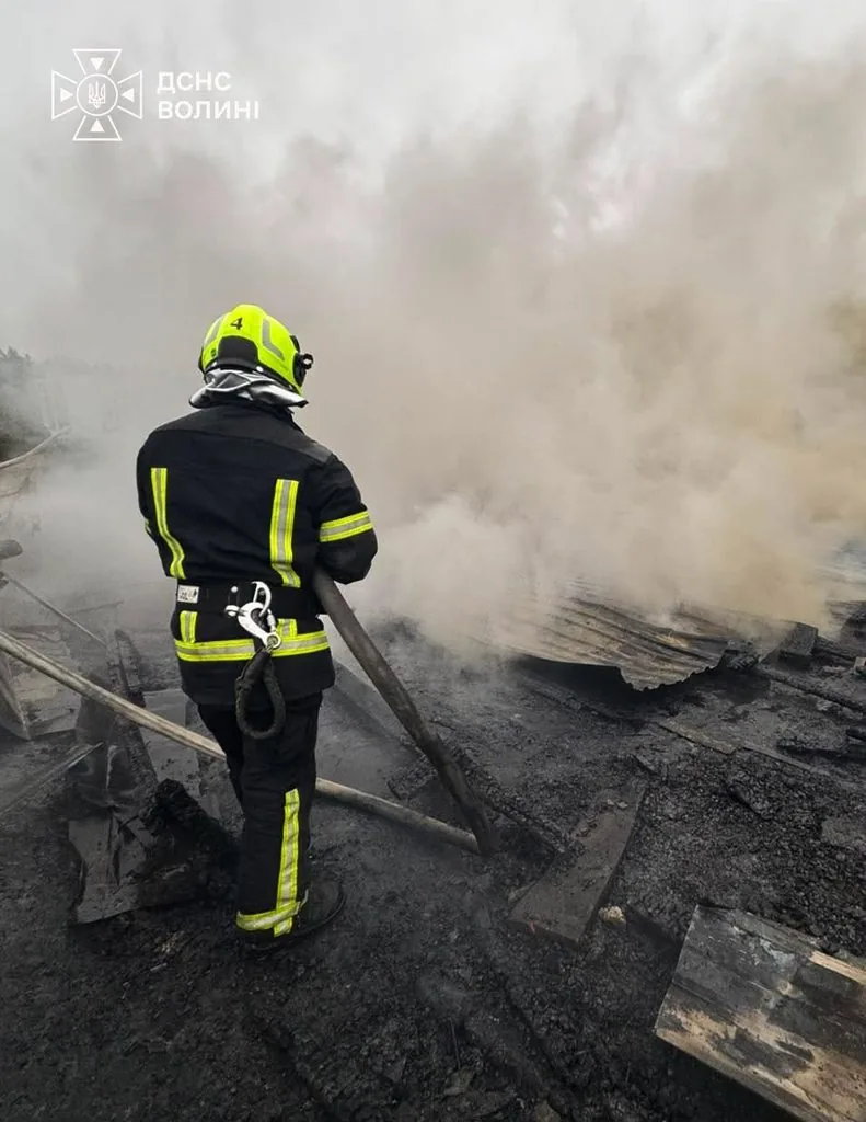 У Ковелі рятувальники гасили пожежу після ворожого удару 3