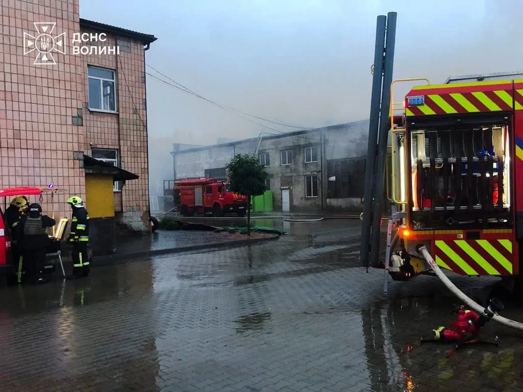 У Ковелі рятувальники гасили пожежу після ворожого удару 5