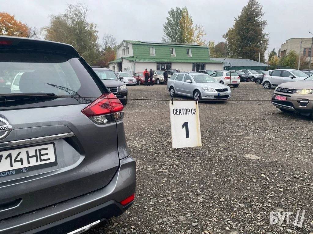 «Ринок «стоїть», знижуємо ціну, щоб продати машину»: репортаж із Луцького авторинку 2
