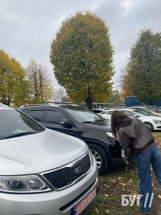 «Ринок «стоїть», знижуємо ціну, щоб продати машину»: репортаж із Луцького авторинку 8