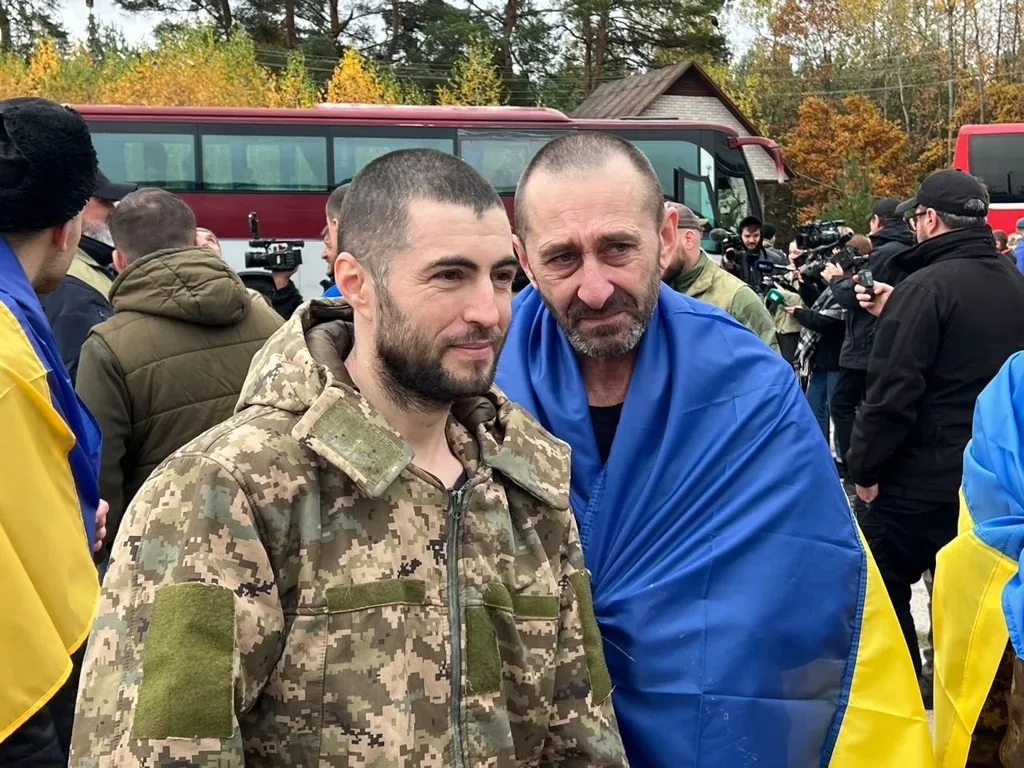 270 українських воїнів повернулися з російського полону 10